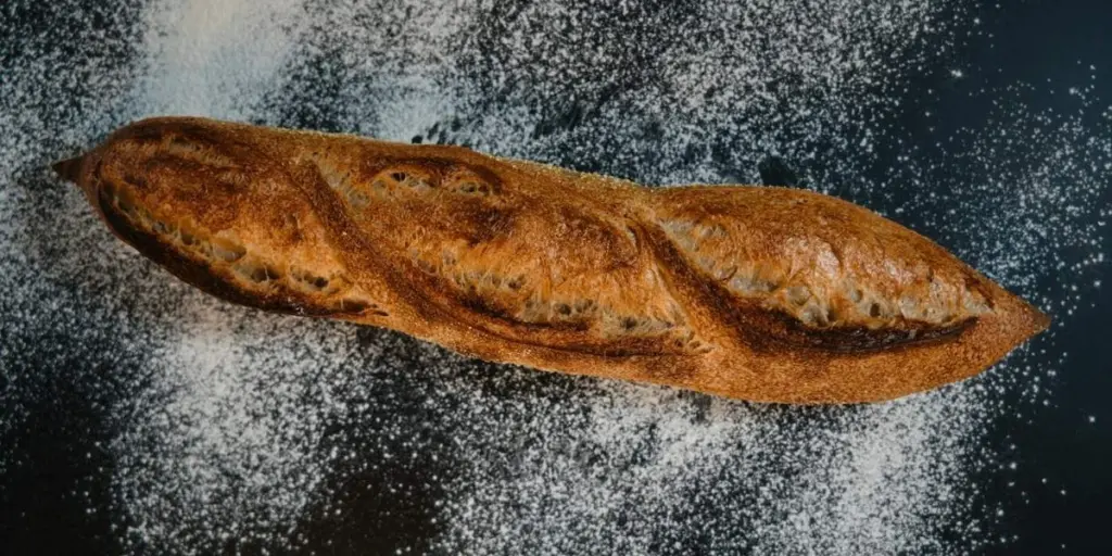 Pan duro como piedra: el truco del Horno para recuperarlo en 5 minutos