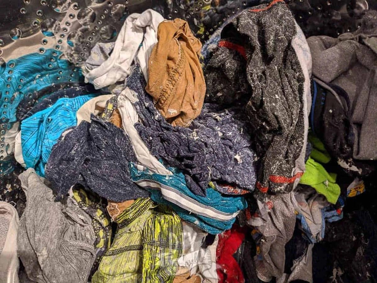 Pañuelo de papel en la lavadora: el truco de 1 minuto para salvar tu ropa - image 1
