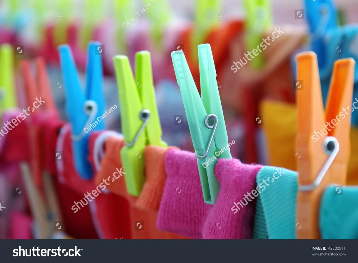 Pinzas para tender: el truco de sus 2 agujeros para ahorrar 150€ al tender la ropa - image 1