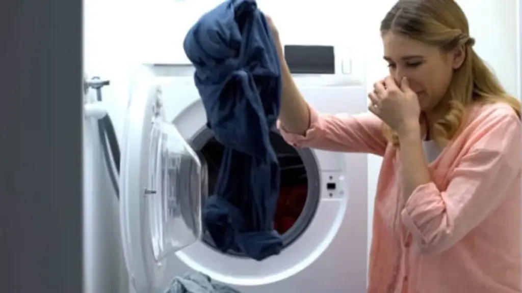 Ropa con olor a humedad: el error al usar detergente y lavadora