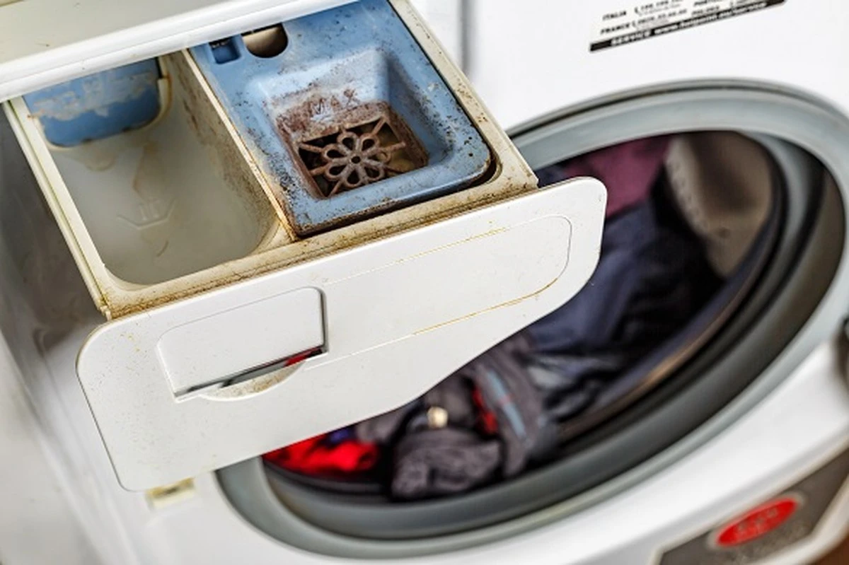 Ropa con olor a humedad: limpia así el cajetín del detergente de tu lavadora - image 1