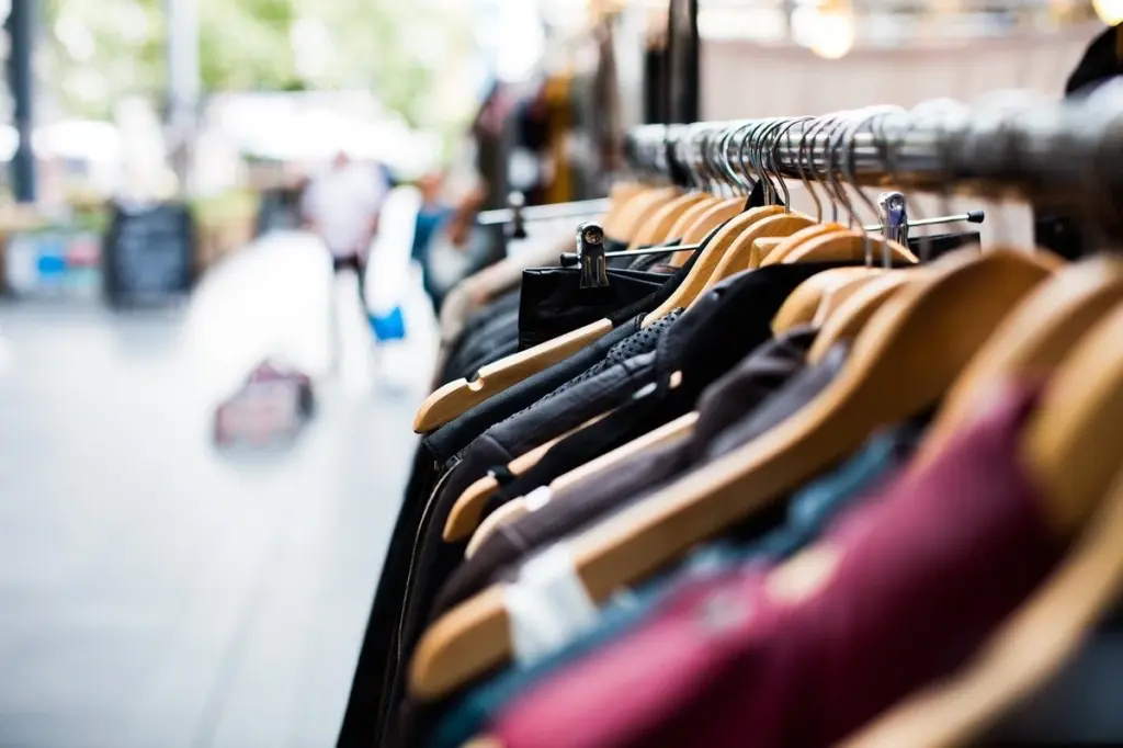 Ropa de la industria textil: el peligro oculto de estrenar sin lavar
