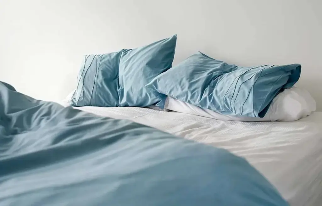 Sábanas impecables: el hábito de la Sleep Foundation para eliminar ácaros