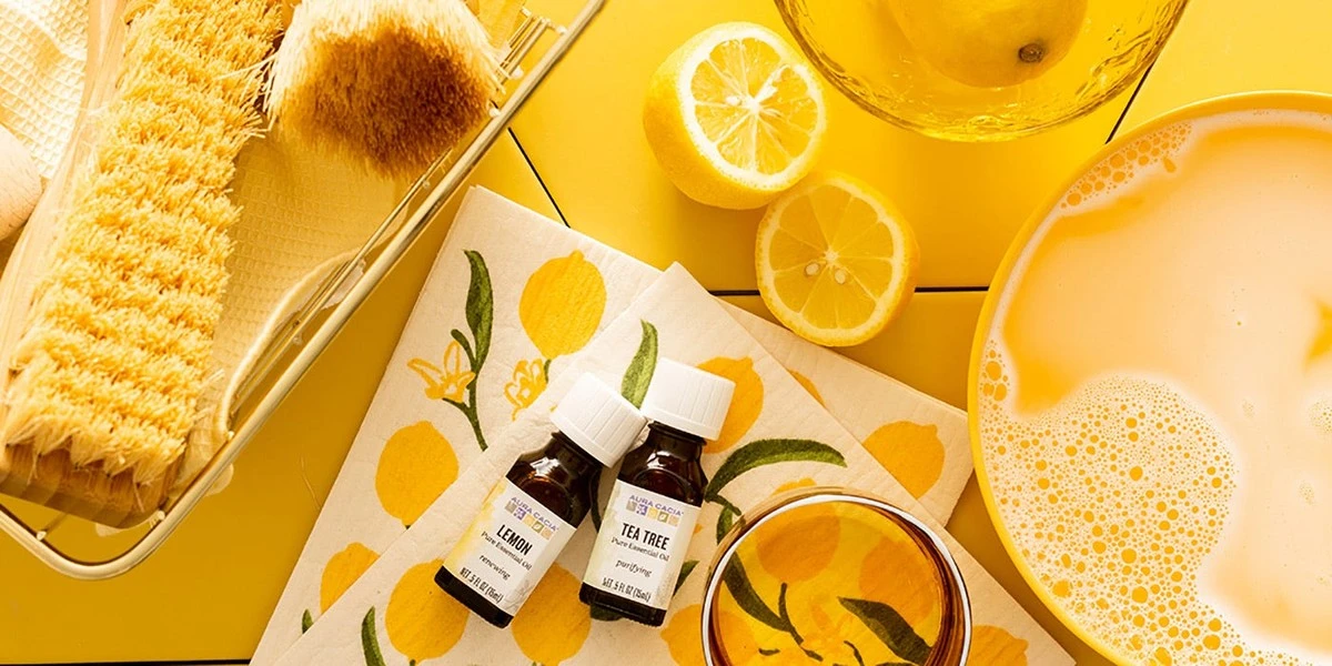 Suelo de espejo y aroma de lujo: el truco del abrillantador y aceite esencial - image 1