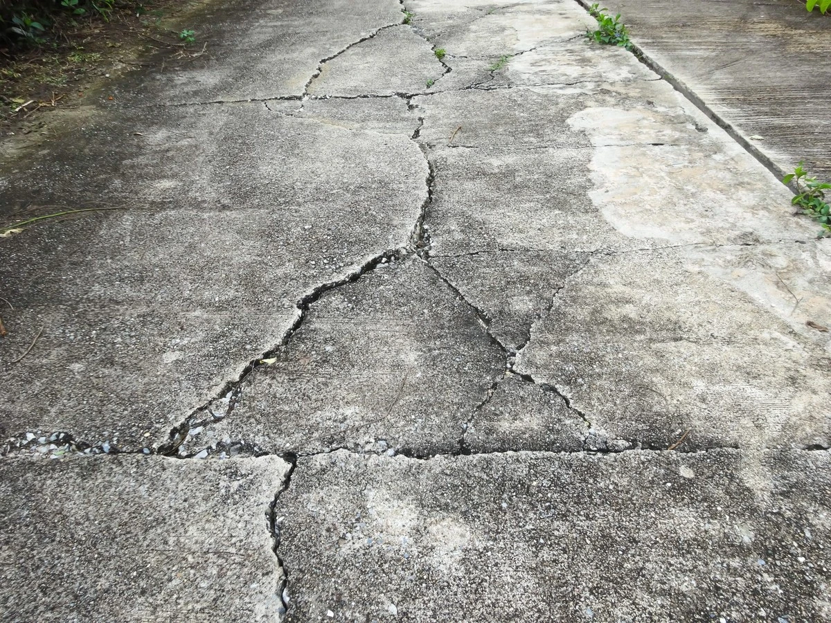 Suelo hundido tras la lluvia: el fallo en capas de base y pavimento - image 1