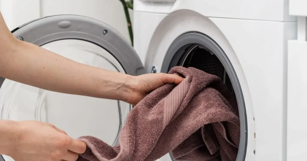 Toallas con olor a humedad: el truco de la lavadora para dejarlas como nuevas