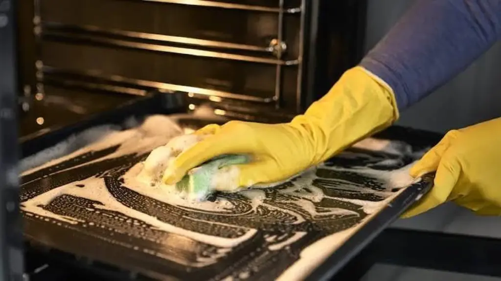 Ventana del horno impecable: el truco para limpiar la grasa sin frotar
