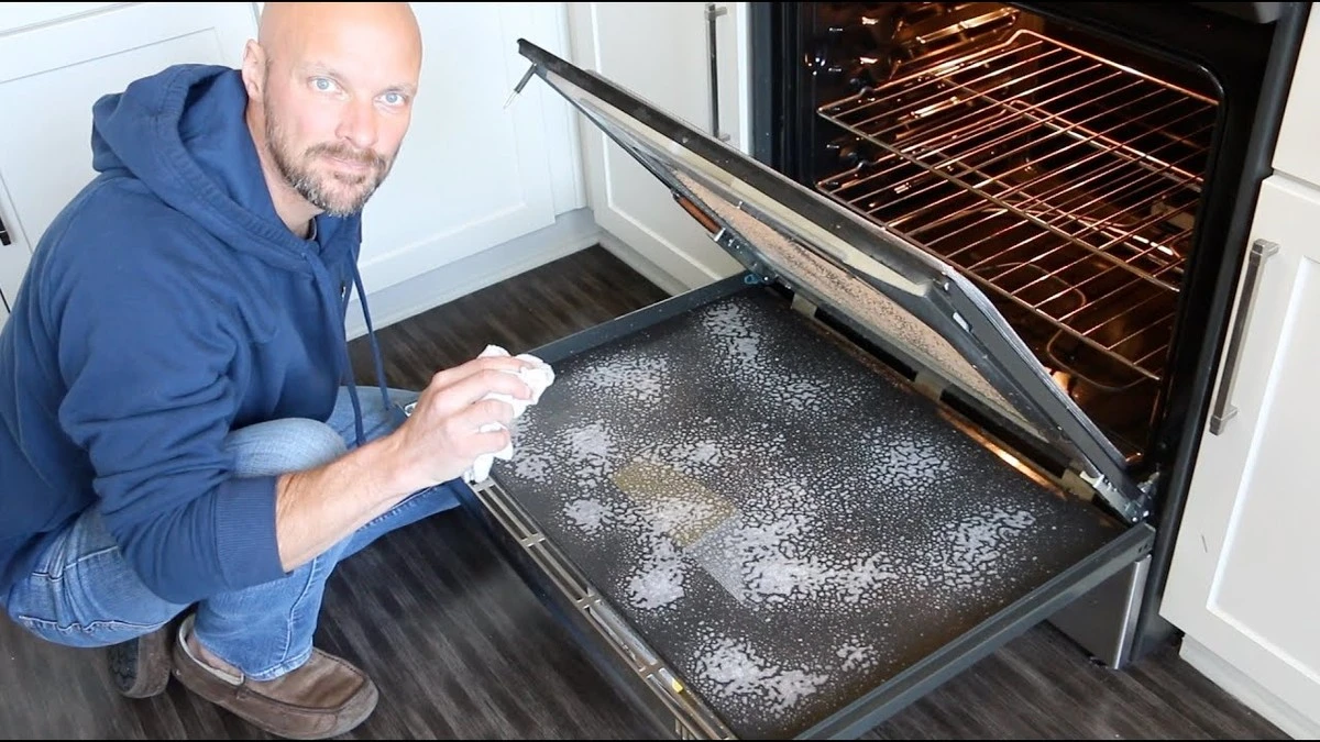 Ventana del horno impecable: el truco para limpiar la grasa sin frotar - image 1